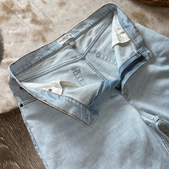 Abercrombie Curve Love Ultra High Rise Ankle Straight Jean in Light 33 / 16 - Picture 14 of 16